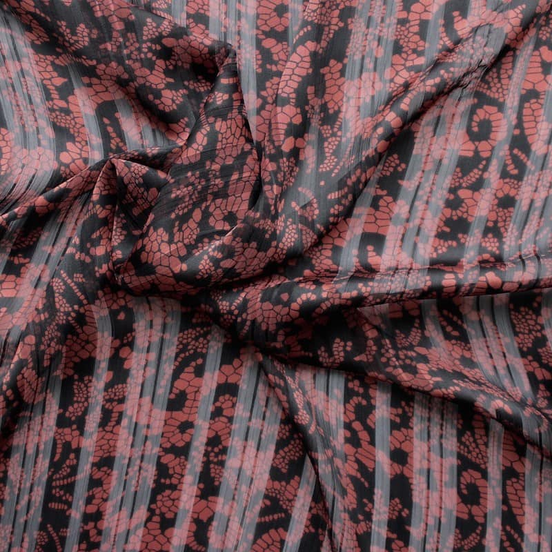 Polyester veil fabric printed with black en burgundy patterns