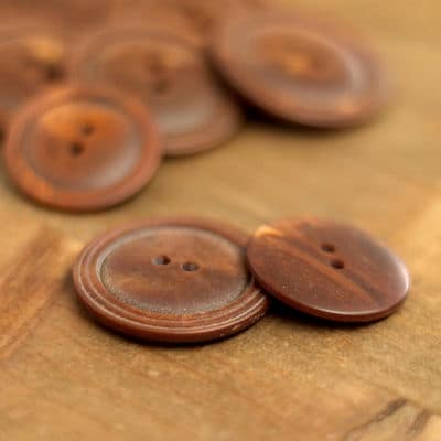 Round button with pearly aspect - hazelnut brown