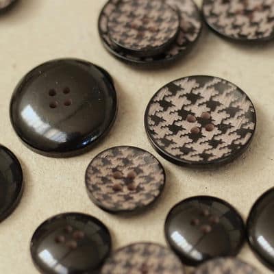 Houndstooth button - beige and black