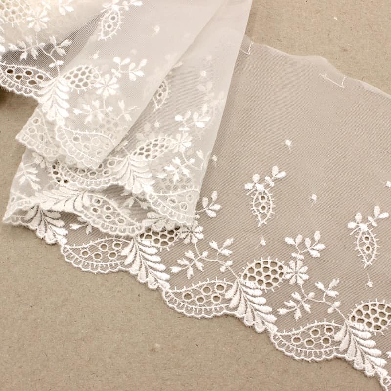 Embroidered tulle with flowers - white