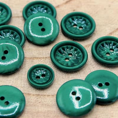 Round resin button - green