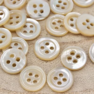 Round button - pearly off-white