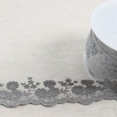 Embroidered tulle with flower bouquet - grey