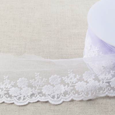 Embroidered tulle with flower bouquet - white