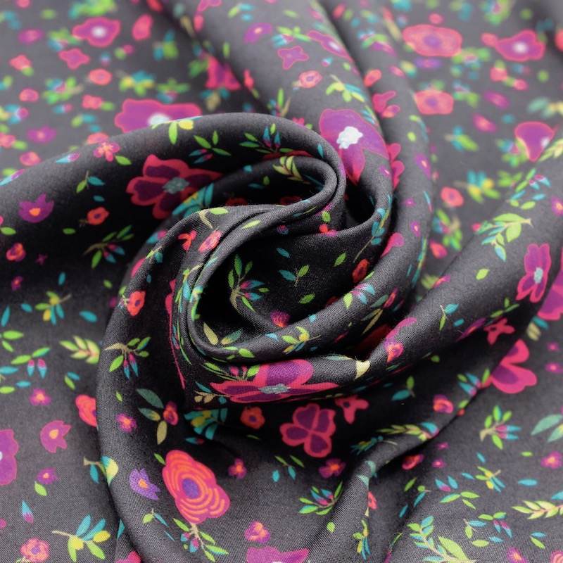 Viscose stof met bloemen - zwart