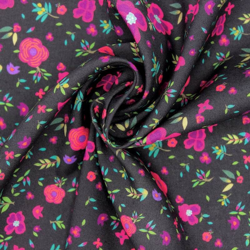 Viscose stof met bloemen - zwart