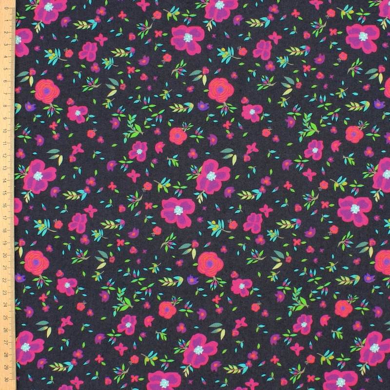 Viscose stof met bloemen - zwart